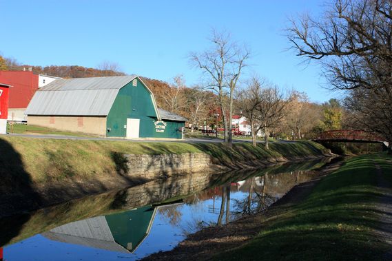 The canal and a barn beside the towpath